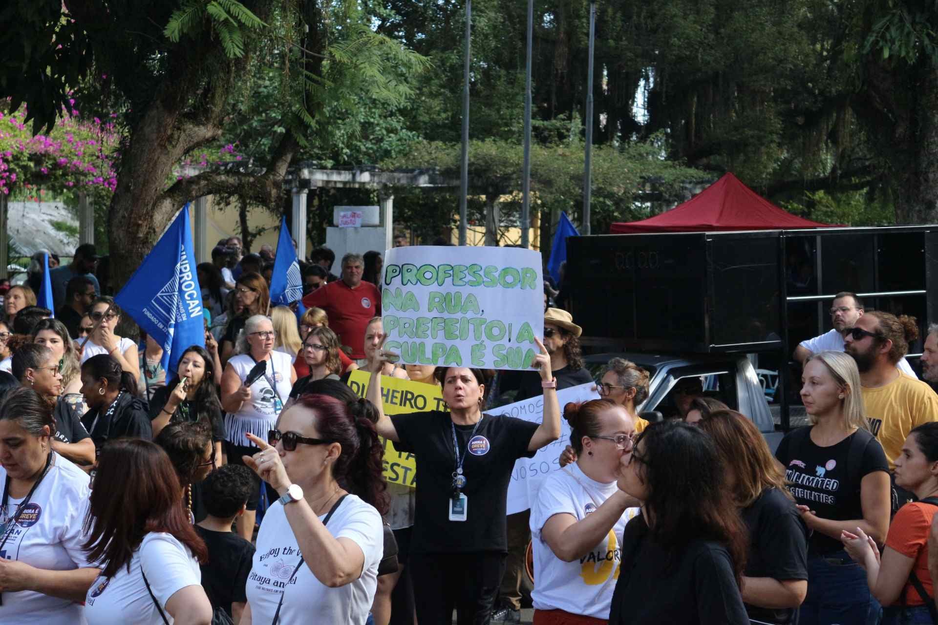 Professores aguardam nova reuni&atilde;o com a Prefeitura de Canoas para reverter descontos dos dias paralisados