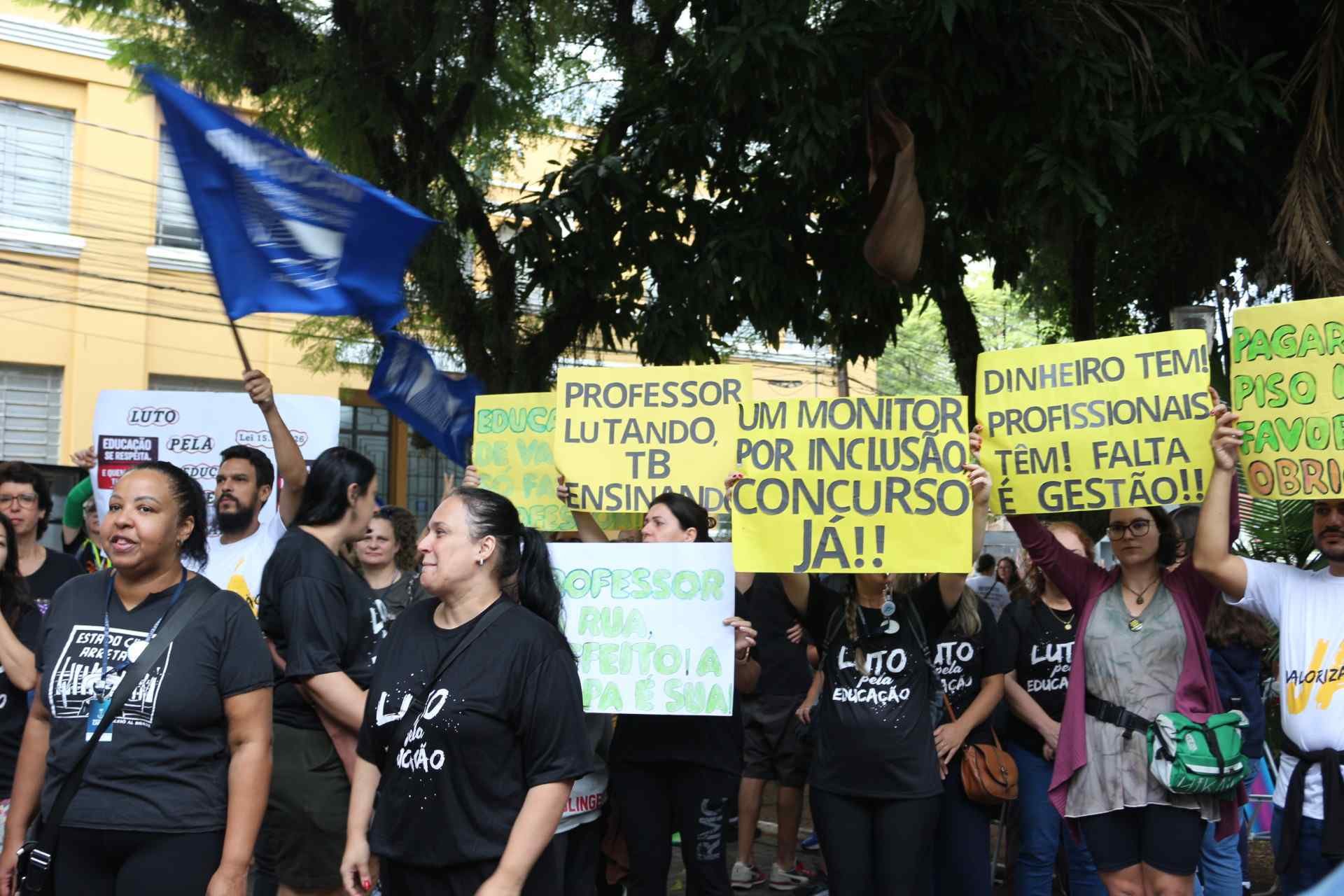 V&Iacute;DEO: Professores municipais entram em greve em Canoas; assembleia &eacute; remarcada para quinta-feira