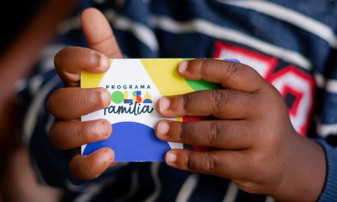 Caixa paga Bolsa Fam&iacute;lia a benefici&aacute;rios: Veja quem recebe nesta quinta-feira (23)