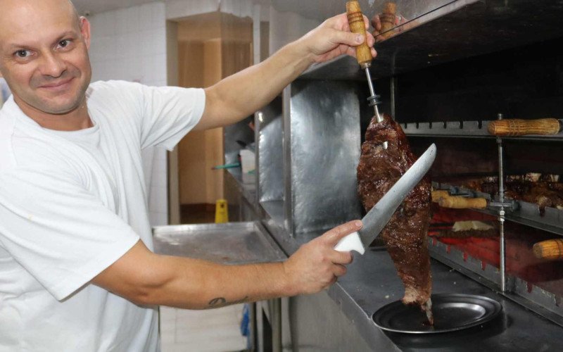 Maicon Davi garante o assado na Churrascaria Jardim do Lago, a mais tradicional de Canoas | abc+