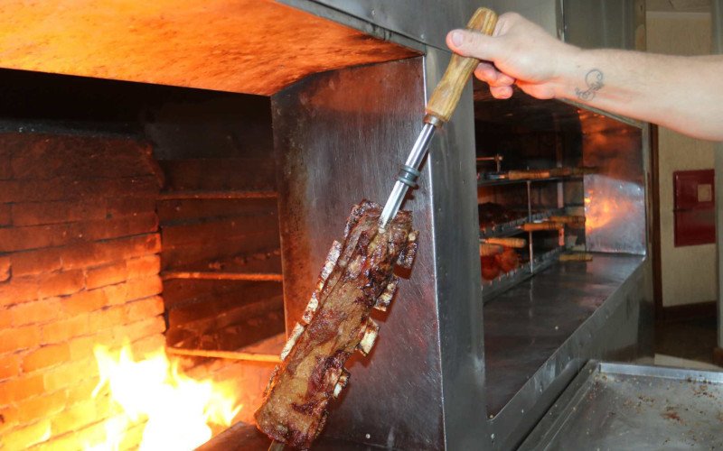 Fogo constante, mas baixo, é garantia para manter as carnes no ponto, seja de bovino, ave ou suíno | abc+