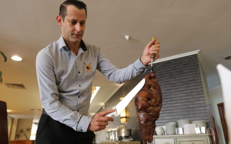 No Dia do Churrasco, quem pode, garante um espeto de carne na mesa | abc+