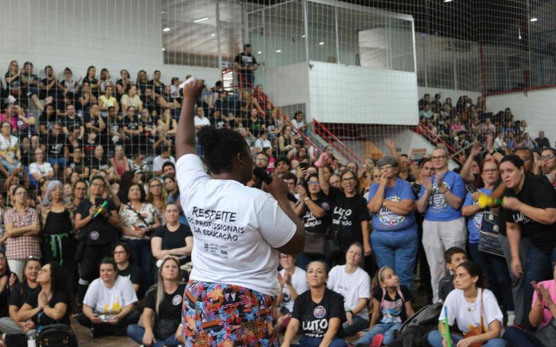 Mobilização dos professores lotou o ginásio do Sindicato dos Trabalhadores Metalúrgicos de Canoas e Nova Santa Rita | abc+