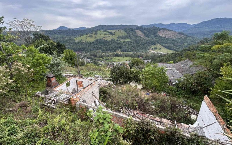 Escombros de casas destruidas por avalanche de terra ainda compoem o cenário na Vila Dreher, enquanto moradores ainda aguardam obra de contenção da encosta