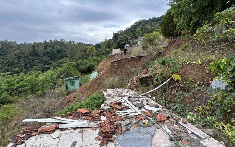 Escombros de casas destruídas por deslizamento de terra
