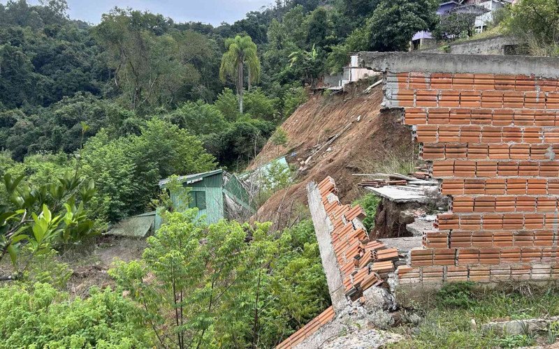 Escombros de casas destruidas por avalanche de terra ainda compoem o cenário na Vila Dreher, enquanto moradores ainda aguardam obra de contenção da encosta