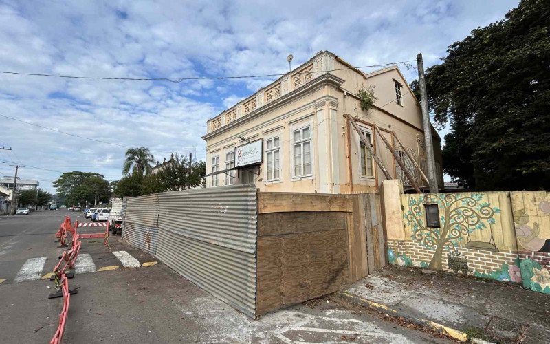 Antigo casarão de São Sebastião do Caí, onde ocorriam oficinas culturais, segue interditado e com escoras de madeira para evitar colapso total da estrurura