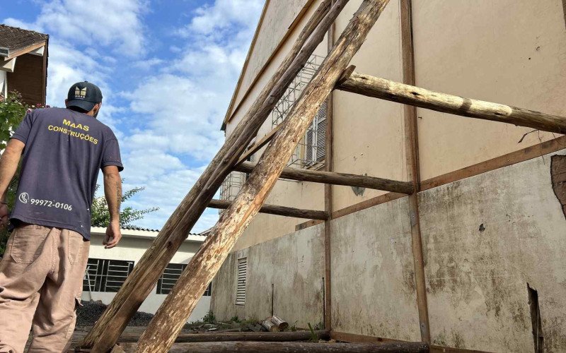 Antigo casarão de São Sebastião do Caí, onde ocorriam oficinas culturais, segue interditado e com escoras de madeira para evitar colapso total da estrurura