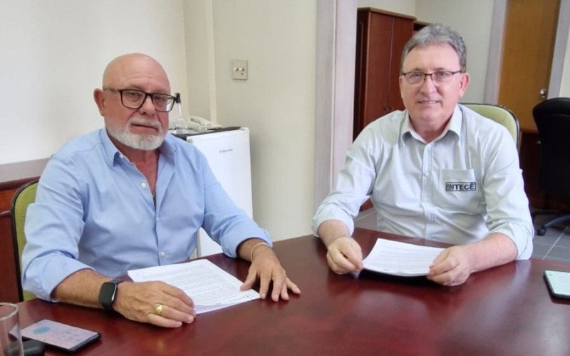 Assinatura do documento que confirma a sede do Feconsepro e Consepro leopoldense no prédio do Sindimetal - Rogério da Silva e Sérgio Galera