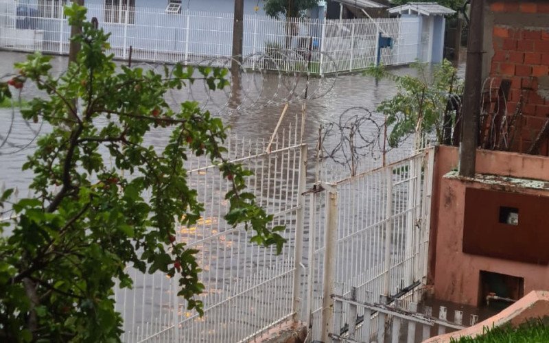 Após a enchente, a Rua Niterói, no bairro Scharlau em São Leopoldo, passou a alagar sempre que chove | abc+