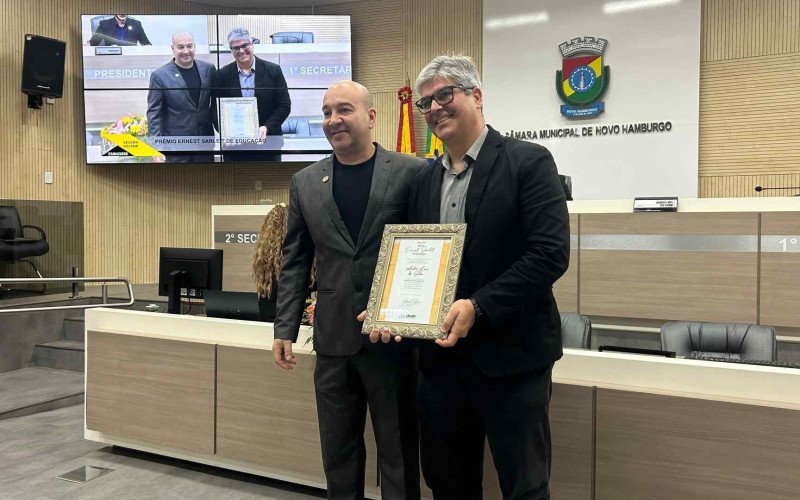 Secretário Municipal de Educação, André Luis da Silva foi convidado no evento e também recebeu homenagens | abc+