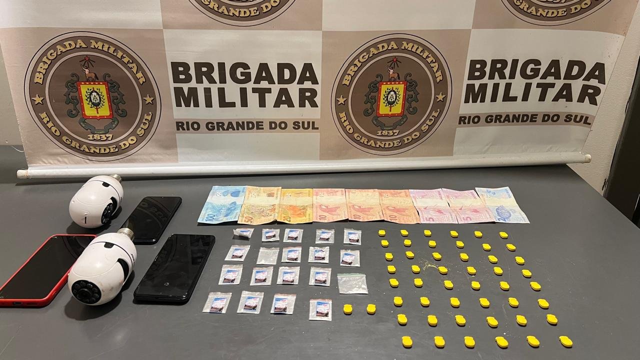 Trio &eacute; preso por tr&aacute;fico de drogas pr&oacute;ximo &agrave; institui&ccedil;&atilde;o de ensino