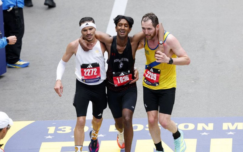 &ldquo;Decis&atilde;o de segundos&rdquo;: Brasileiro vira manchete por ato de empatia em maratona; veja v&iacute;deo