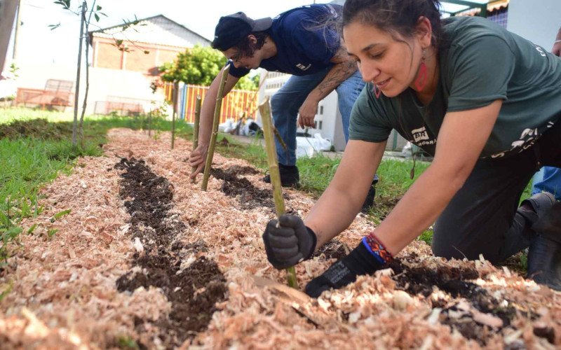Facilitadores ambientais do projeto VerdeSinos fazem oficinas de plantio. O projeto é uma iniciativa de educação ambiental e mobilização social realizada pelo Movimento Roessler e Comitesinos, com parceria do Programa Petrobras Socioambiental, da Petrobras
