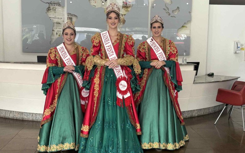 Rainha da Festa da Colônia de Gramado Erika Barbacovi e as princesas Isabela Cavalli Jung e Lisandra Mewius em visita ao Grupo Sinos | abc+