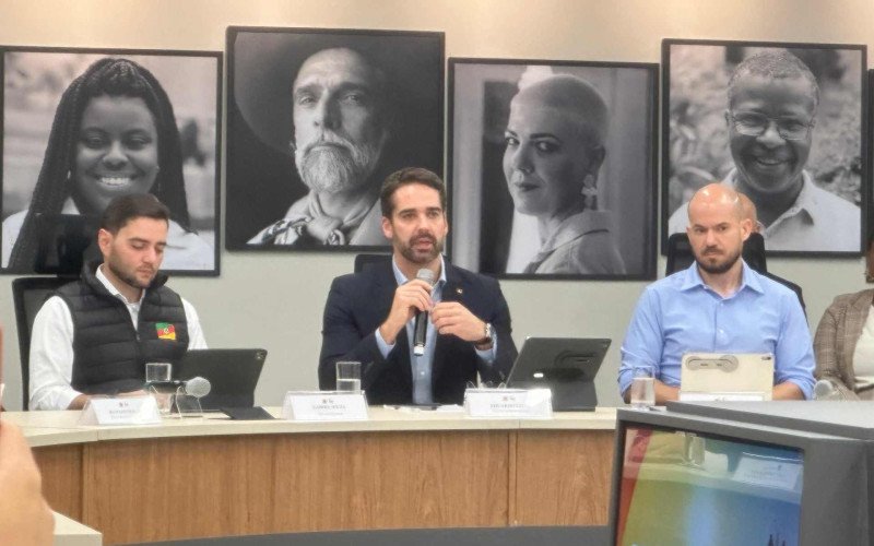 Gabriel Souza, Eduardo Leite e Pedro Capeluppi em coletiva sobre resiliência climática no CAFF | abc+
