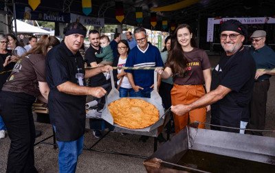 Após produzir maior bolinho de aipim da região, festa em São José do Hortêncio quer repetir feito no próximo fim de semana