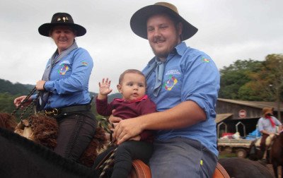 Um ano após ataque de abelhas, Cavalgada da Amizade volta às trilhas e campos da região