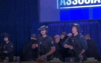 Veja o momento em que Donald Trump é retirado de jantar após sons de tiros