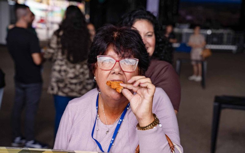 Depois de pronto, bolinho foi distribuído aos presentes