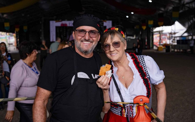 Depois de pronto, bolinho foi distribuído aos presentes