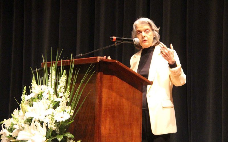 Aula Magna na UFRGS com a ministra do STF Cármen Lúcia