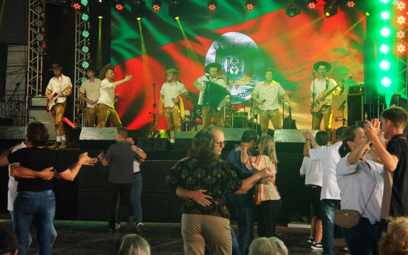 Banda 0800 mesclou tradições durante a Festa do Aipim