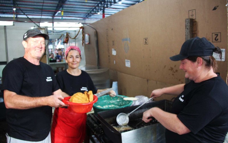 Produção de bolinho de aipim é o carro chefe da festa