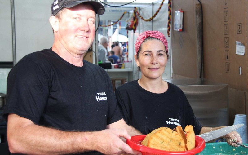 Produção de bolinho de aipim é o carro chefe da festa