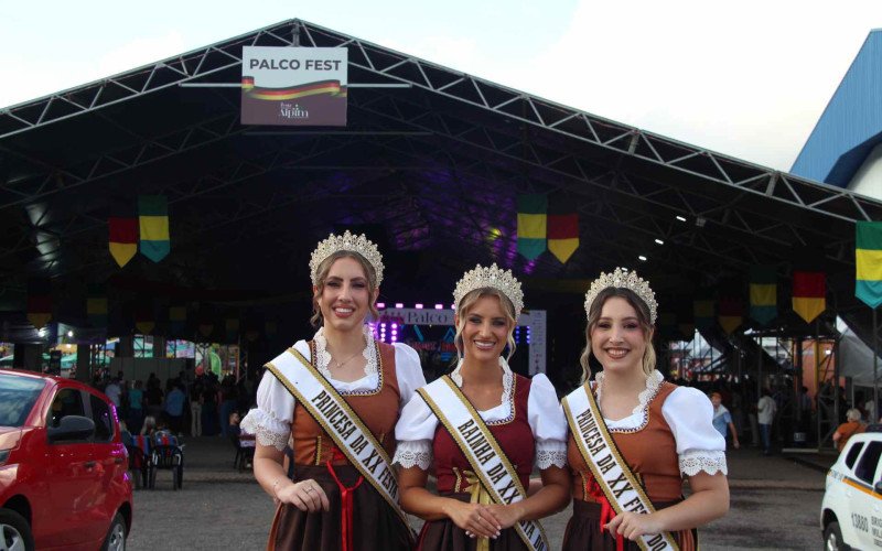 A corte formada pela rainha Raquel Schafer e as princesas Vitória Engeroff e Júlia Follmer