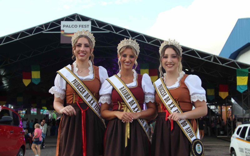 A corte formada pela rainha Raquel Schafer e as princesas Vitória Engeroff e Júlia Follmer | abc+