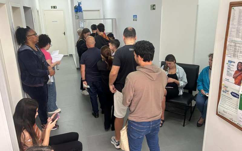 Casa da Vacina registrou fila neste sábado (25) para a vacinação contra a gripe | abc+