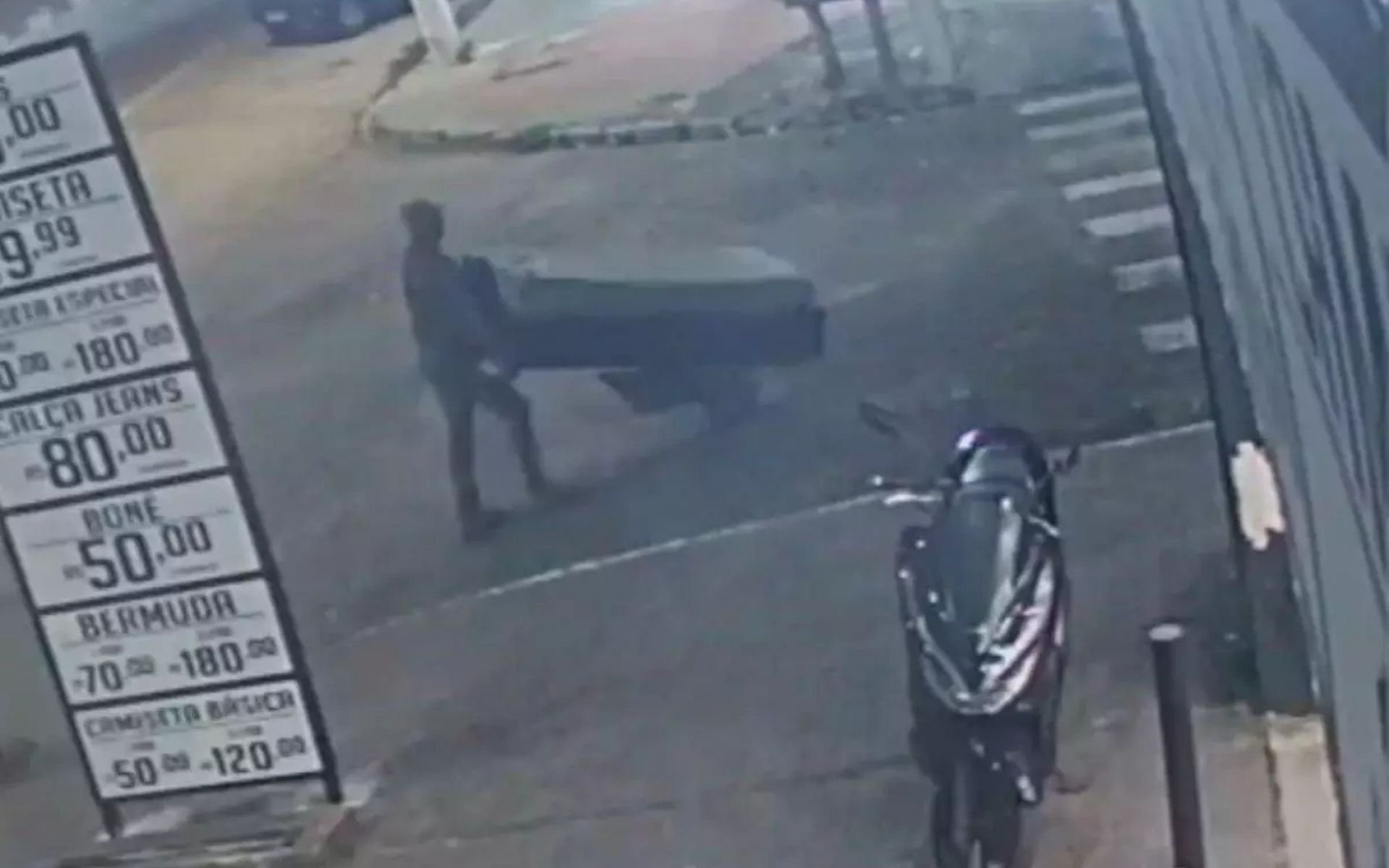Dupla &eacute; presa suspeita de matar idosa e usar cama box para esconder o corpo