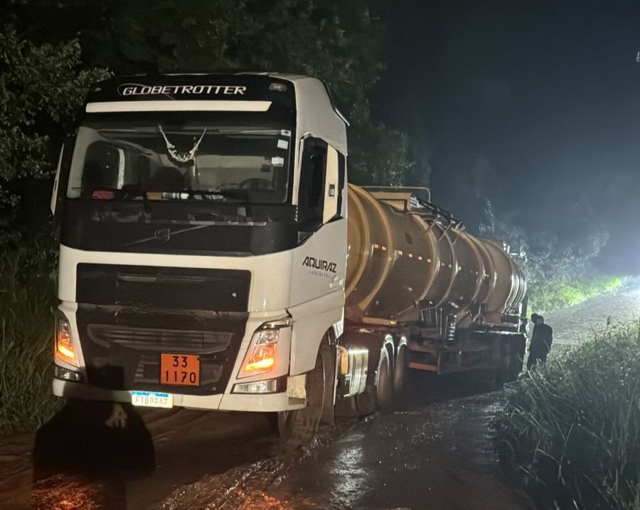 Carreta do Mato Grosso derrama etanol e mobiliza for&ccedil;a-tarefa em Nova Santa Rita