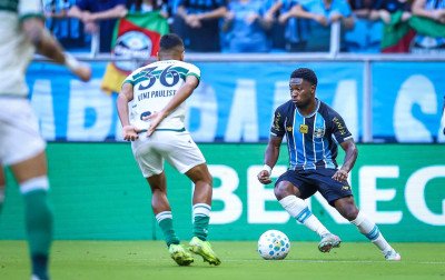 Com três gols anulados, Grêmio vence Coritiba por 1 a 0