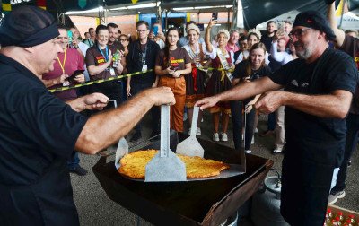Saiba como foi feito o bolinho de aipim gigante de São José do Hortêncio
