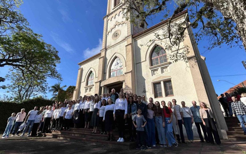 Membros da Igreja Três Reis Magos se reuniram para um abraço simbólico ao templo que faz parte da história do RS