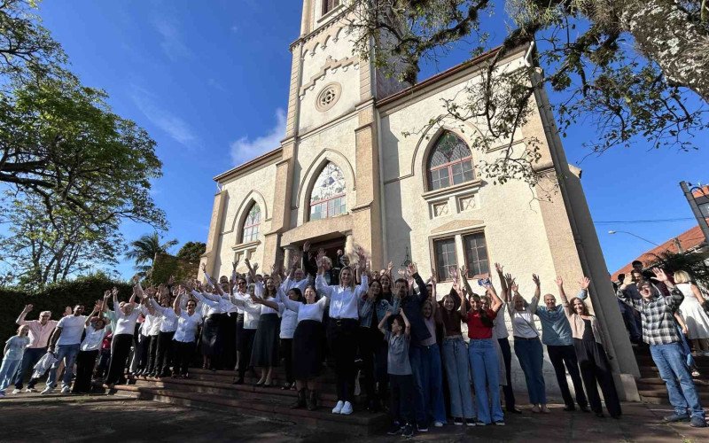 Membros da Igreja Três Reis Magos se reuniram para um abraço simbólico ao templo que faz parte da história do RS | abc+