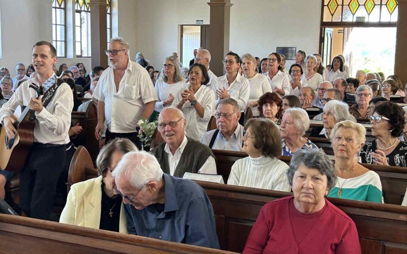 Membros da Igreja Três Reis Magos participaram de culto, neste domingo (26), em comemoração aos 100 anos da construção do terceiro e atual templo no bairro Hamburgo Velho, em Novo Hamburgo