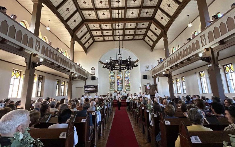 Membros da Igreja Três Reis Magos participaram de culto, neste domingo (26), em comemoração aos 100 anos da construção do terceiro e atual templo no bairro Hamburgo Velho, em Novo Hamburgo