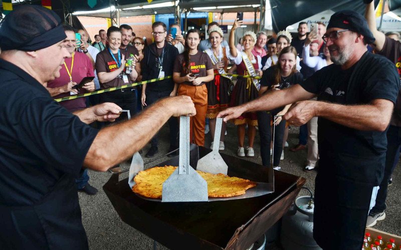 Bolinho pesou aproximadamente 2,4 quilos | abc+
