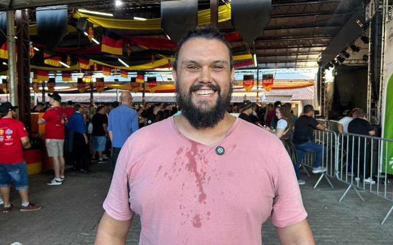 Maurício Machado, 37 anos, o vencedor do último dia de chope em metro na festa estanciense | abc+