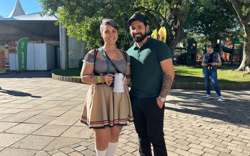 Pâmela Trentin, 33 anos, com o traje típico alemão, e o marido, Everaldo Becker, 34 | abc+