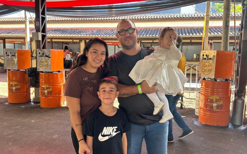 Jéssica Soares, 31 anos, Rafael de Oliveira, 36, Arthur de Oliveira, 7, e Manuela de Oliveira, 1 ano e 2 meses | abc+