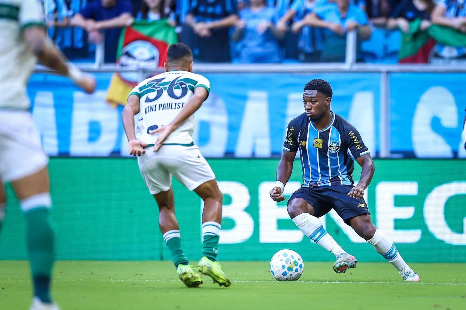 Com tr&ecirc;s gols anulados, Gr&ecirc;mio vence Coritiba por 1 a 0
