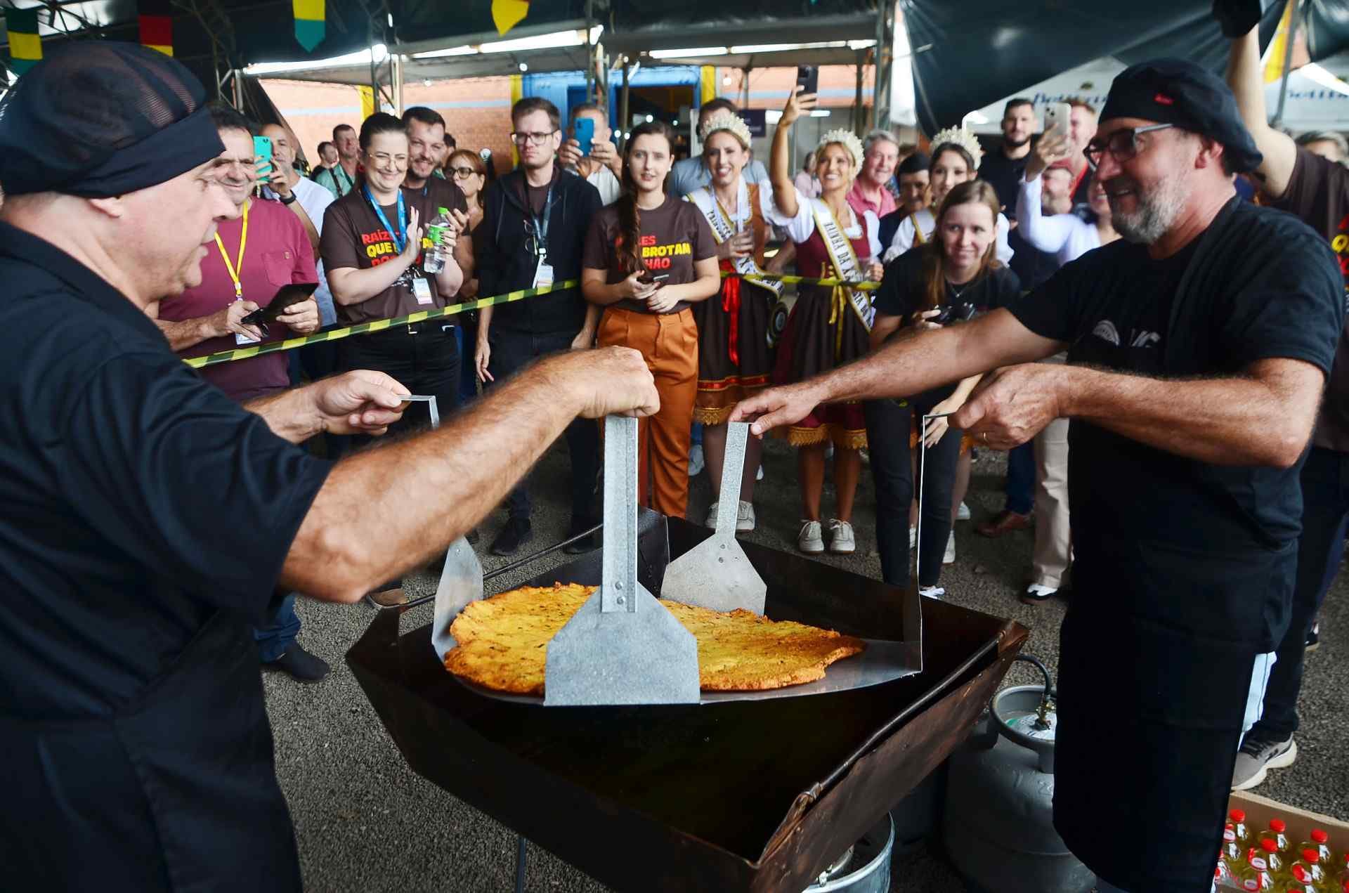 Saiba como foi feito o bolinho de aipim gigante de S&atilde;o Jos&eacute; do Hort&ecirc;ncio
