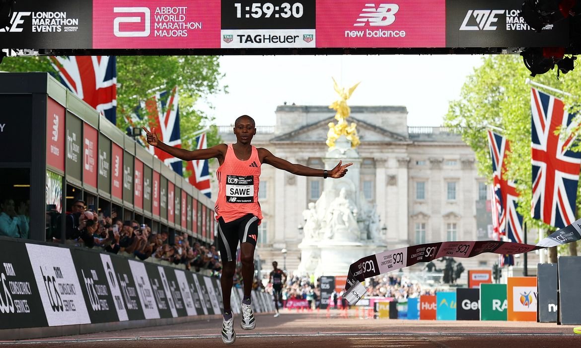 Queniano registra marca hist&oacute;rica na Maratona de Londres