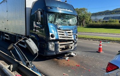 RS-239: Bombeiros precisam arrancar porta para socorrer motorista de caminhão após grave acidente
