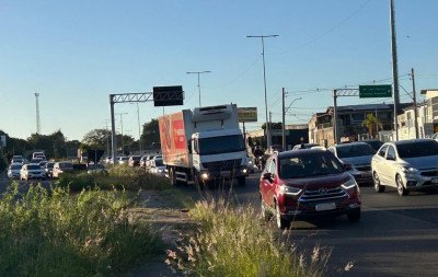 Colisão deixa uma pessoa ferida e causa congestionamento quilométrico na RS-118