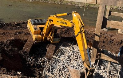 Ponte que liga bairros em Bom Princípio é bloqueada para reconstrução da cabeceira; veja prazo